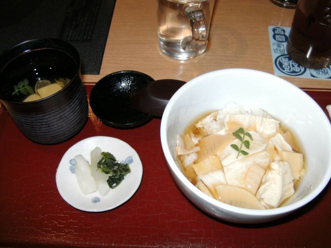 　京都に行った際に京料理の一つでもある豆腐料理を食べさせてもらった。こんな高い料理、当然普段は食べられないので嬉しかった。<br /><br />　京都駅の駅ビルはものすごく巨大で、有名な11階から１階までの大階段もある。その11階にあるのが京料理の有名老舗である京豆富「不二乃」。四季折々の食材と豆腐をミックスした創作料理が本当に美味しいと言われている。<br /><br />　私たちは夕食に行ったのでコースメニューを食べさせてもらった。湯葉とか豆腐とかうちの妻も大好きでこれならいくら食べても太らいね〜なんて言っていた。おばんざいの盛り合わせというのがメインディッシュになるそうだが、まさに満足させてもらった。<br />　<br />　妻にとって湯葉は前に居酒屋で食べさせたことがあるが、こういうお店で食べたことは当然無い（というか貧乏人の俺自身縁が無いものだ）<br /><br />　普段は豆腐と言ったら、ただ皿に盛って醤油とかつおぶしをぶっかけて食べるだけなんだが、こういうまさにデザイナーズ料理と言って良い食べ方に本当に感心した。死ぬまでにはもう一回食べたいものだ。<br /><br />　写真は「湯葉と豆腐のあんかけご飯」。