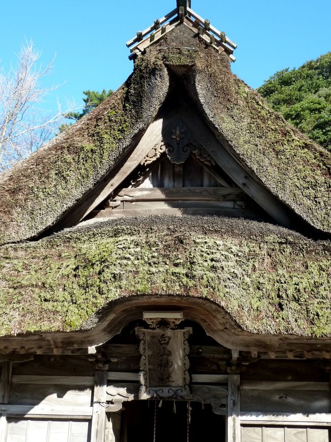 奥の細道を訪ねて第14回10能生海岸を面して建つ重厚な茅葺屋根の古刹白山神社 in 能生