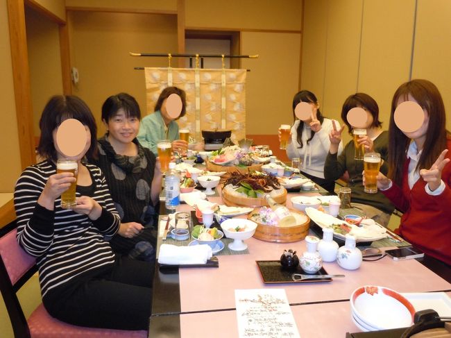 普段から女子会と称して食事会を楽しんでいる隣の係の女子４人組から<br />金曜業後のお泊まり女子会のお誘い♪<br /><br />１か月をきってからの突然の計画だっただけに<br />予定の入っている人が多く、身軽な私とＨさんだけが<br />合流することになりました。<br /><br />お泊まりは館山で人気の「海の湯宿　花しぶき」<br />http://hanashibuki.com/<br /><br />実家近くなだけあってあんまり旅行気分は盛り上がらないけど<br />楽しまなきゃ損だもの！<br /><br />旬の地魚や伊勢海老をふんだんに使って振舞われた料理に<br />気の置けない仲間とのおしゃべりに<br />身も心も満たされた週末小旅行でした♪