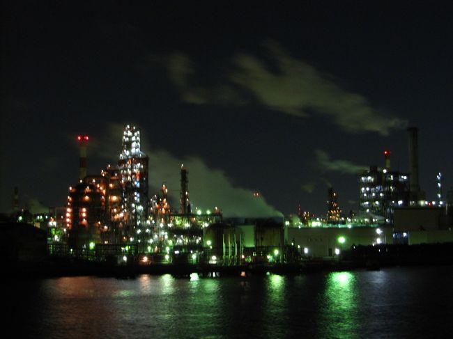 以前から気になっていた工場夜景<br /><br />はとバスで夜景見学ツアーをやっているのを知って参加してみた。<br /><br />この時期はとにかく寒いので防寒対策とキレイな夜景を取るためには三脚が必須。三脚を持っていかなかったことがかなり悔やまれる。<br />う〜ん、つめが甘かった・・・<br /><br /><br />