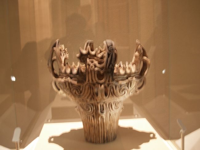 上野にある東京国立博物館(東博)・平成舘の1階には考古展示がある。日本国内では戦前までに市や県に博物舘が設置されることは少なかったために、日本全国の主だった遺跡からの出土品が集まっているという観がある。昭和の終わり頃から平成にかけては、日本各地に博物舘が設置されたが、こうした地方の博物舘では地元で出土した文化財のレプリカを展示している場合が多く見受けられる。大英博物舘やフーブル博物舘のように出土国から文化財の返還要求があっても返還には応じることは少ないのだが、ここ東博でも似たようなものだ。そのために、東博の考古展示物は本物ばかりで見ごたえがある。東博で見掛けるレプリカといえば、本物は福岡市博物館に所蔵される「漢委奴国王」金印(国宝)があり、それも複数個(2個か?)展示されている。 戦前からある地方の博物館といえば長岡市立科学博物館があり、馬高遺跡から発掘された火焔土器が展示されている。とてもプロポーションが良い縄文式土器であるが、ここ東博にも「伝長岡市馬高出土」の火焔土器が展示されている。大抵は平成館で見られるが時には本館に展示されることもある。おそらくは、明治時代に出回った好色家が収集・補修した太古の土器であろうか、重文などの指定はない。しかし、東博の展示物では私の一番好きな一品である。(表紙写真は「伝長岡市馬高出土」の火焔土器)