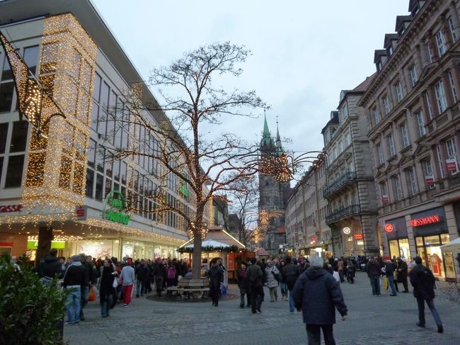 一度は行ってみたかったドイツのクリスマス市。さて、初訪問はどこの街にしようかとかみさんと散々考えた末、「世界一有名なクリスマス市」と称されるマーケットが開かれるニュルンベルクに決定。<br />クリスマス・マーケットに限らず、この時期の街散策を楽しみました。 <br />