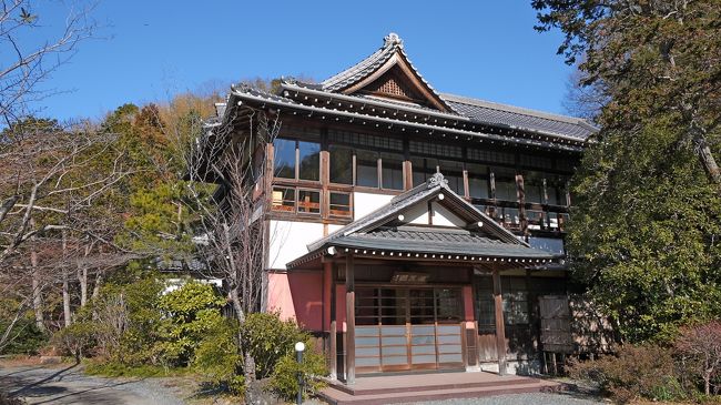 藤枝に仕事で出かけた．県庁所在地や大都市でない出張は大好きだ．このようなことがなければなかなか行けない．1603発ひかり479号で静岡へ．1720発浜松行で1740に藤枝に着く．仕事先は藤枝パークインホテルだったが，地元の担当者が気を利かせて，潮生館という旅館を予約しておいてくれた．仕事上夕食を食べる余裕がなく，終わった後，駅前のビジタブルバー兼次郎へ．外に全く看板が無く，どこだかわからない．引き戸を開けてびっくり，中は大きな飲み屋さんだった．食べ物も割とおいしかった．確かにおすすめの店だ．<br />宿舎の志田温泉潮生館には午前様の到着．オーナーご夫妻には迷惑をかけたが嫌な顔一つしないで迎えてくれた．有形登録文化財の由緒ある温泉旅館．お風呂も部屋も料理もたいしたことないが，この歴史の重みは感じてしまう．隠れ家みたいな宿．庭の手入れも行き届いていなく歴史の重みを現代になんとかつなごうという大変さも感じてしまった．しかしなぜかもう一度ゆっくりととまってみたい．古き良き日本の旅館を感じさせてくれたからと思う．2食付20000円弱と高めだがぜひまた来たい<br /><br />詳細はsuomita2<br />http://4travel.jp/traveler/suomita2/album/10648913/