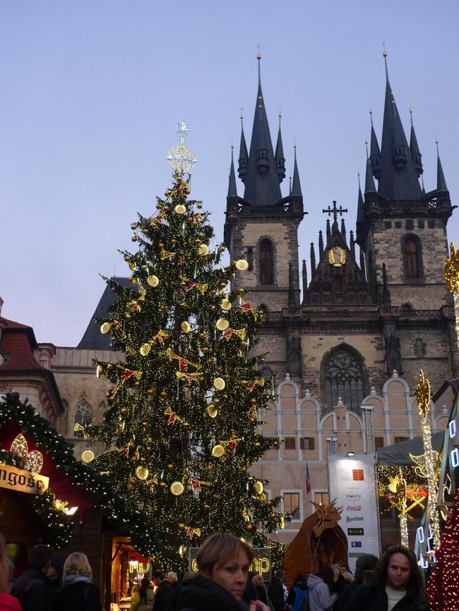 再び、プラハ。<br /><br />夕焼けに染まるカレル橋<br />人がいっぱいの旧市庁舎<br />クリスマス・マーケット。<br /><br />そして、チェコで大人気のアイスホッケーは「プラハダービー」<br />などなど。