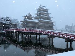雪景色の松本城と松本民藝館
