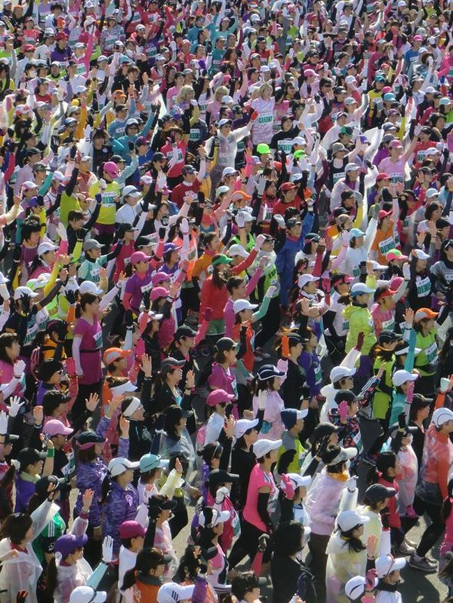 定員１５０００人の女子フルマラソンです。<br />合わせて名古屋シティマラソンとして男子も参加できるハーフマラソン、１０km、ファミリージョギングも同時開催。<br />名古屋にランナーが終結した１日でした。