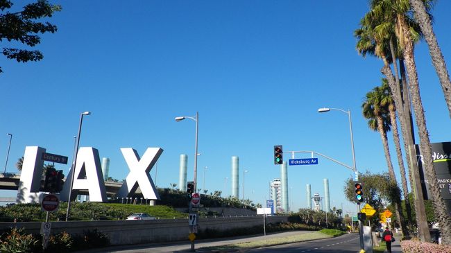 ロサンゼルス弾丸旅行から約1年・・。<br />再び同じ旅程で行ってみることにしました。<br />今回も海外発券を利用した合わせ技です。<br />さらに今回は東京乗継でシンガポール往復のオマケ付き。<br />これで9.3万円は格安です。<br /><br />さて、今回の弾丸旅行の目的はサンタモニカの夕日(リベンジ)。<br />前回は天気がイマイチで雲が多く、綺麗な夕日は見ることができませんでした。<br /><br />そして、今回。。<br />ロサンゼルス国際空港到着時の天候は晴れ。<br />雲1つ無いカルフォルニアらしい青空でした。<br />夕日を期待したのも束の間・・<br />ランディングから駐機場に入るまで30分、入国審査が完了したのは1時間後でした・・・<br /><br />日は既に傾いている。。<br />この時点で、今回の旅は早々に失敗となったのでした。。<br /><br />・・・ということで、今回は「土日でサンタモニカの夕日(→失敗)」の旅です。<br /><br />夕日は見られませんでしたが、「最短ロサンゼルス旅行」をどうぞ。<br /><br /><br /><基本情報><br /><br />■往路 2012/3/10(土) <br /> 羽田(00:05)→ロサンゼルス(前日16:55) Cクラス 3K<br /><br />■復路 2012/3/10(土)<br /> ロサンゼルス(11:30)→羽田(16:25) 41K<br /><br />■飛行機代<br /> ・日本発券 ANA 115880円<br /> (1) 3/10(土) 羽田(00:05)→ロサンゼルス(前日16:55)<br /> (2) 4/8 (日) ロサンゼルス(00:40)→羽田(05:00)<br /><br /> ・USA発券 ANA 1162.4ドル=93214円<br /> (3) 3/10(土) ロサンゼルス(11:30)→羽田(16:25)<br /> (4) 3/17(土) 成田(17:55)→シンガポール(00:20)<br /> (5) 3/19(月) シンガポール(00:55)→成田(08:35)<br /> (6) 4/7 (土) 羽田(00:05)→ロサンゼルス(17:55)<br /><br />■獲得マイレージ(今回の旅程のみ)<br /> 19102マイル (基本マイル:5458マイル ボーナスマイル:13644マイル)<br /><br />■ホテル<br /> ラディソン・エアポート・ホテル(1泊 朝食無し) 104.35ドル(=8747円)<br /><br />■両替レート<br /> クレジット払い:1ドル=83.82円