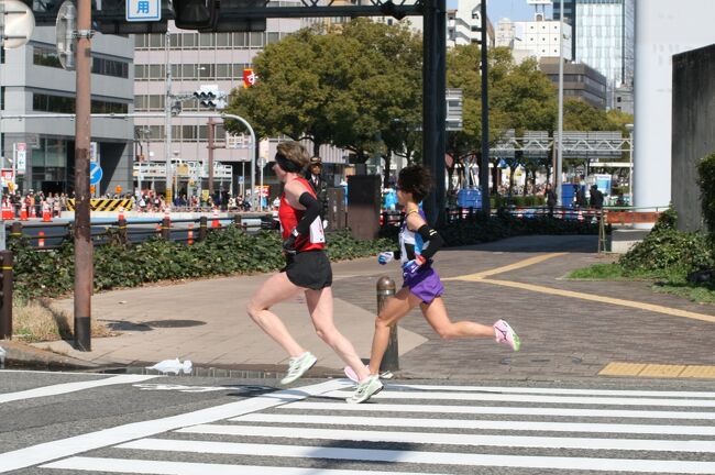 　折り返しを過ぎた24キロ付近での先頭集団は7名でした。そのあとを野口選手が追い、更に上位争いの選手が続きました。9位の堀江選手から10位台で通過した選手の紹介です。優勝したマヨロワ選手が13位、その後方でヌデレバ選手が通過して行きました。