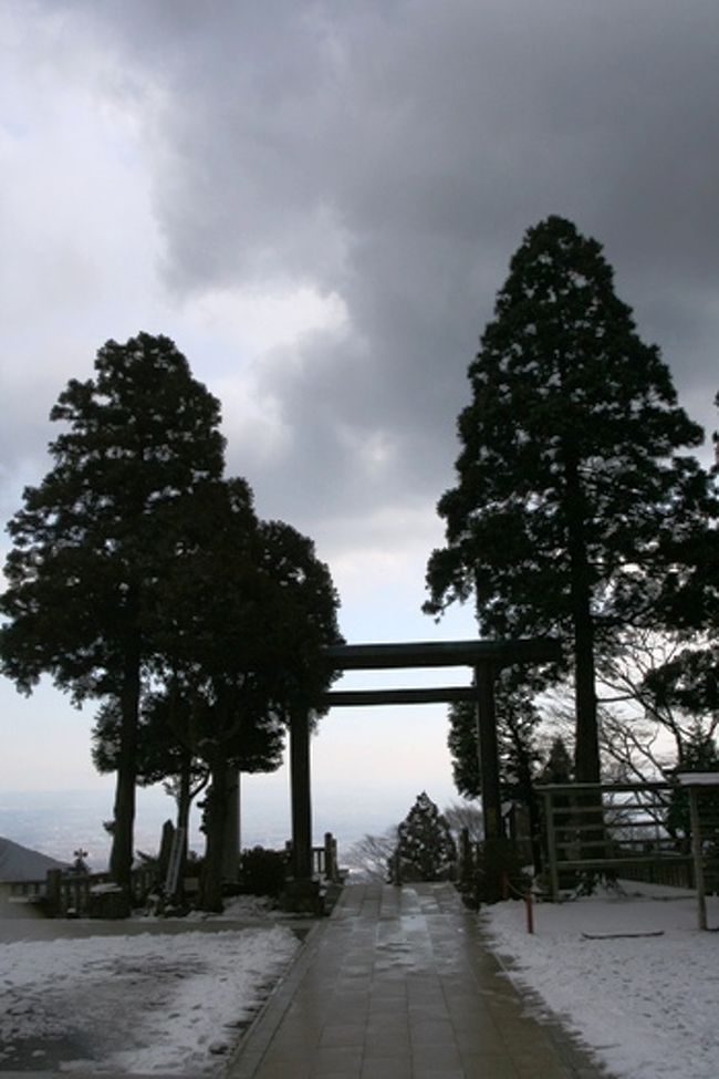 友人や留学生を誘って神奈川県伊勢原市大山に登ってみました。天候は上々と思われたので出掛けたものの、午後を過ぎると空模様があやしくなり、雪がちらつくようになりました。<br /><br />何とか登山を終えて帰路のバスに乗るころには本降りとなり、全く予想もしなかったので、ただただ驚くばかりでした。ところが、バスが小田急線伊勢原駅に着くと、曇り空でしたが雪は全然降っていませんでした。<br /><br />大山はかなりの山地なのですね。こんな天候でしたので、訪れる人は少なく、商店もほとんど閉まっていました。その分凛とした大山の佇まいを味わうことが出来、かえってよかったような気もします。留学生たちは中国東北部の出身なので、寒さには平気のようでした。