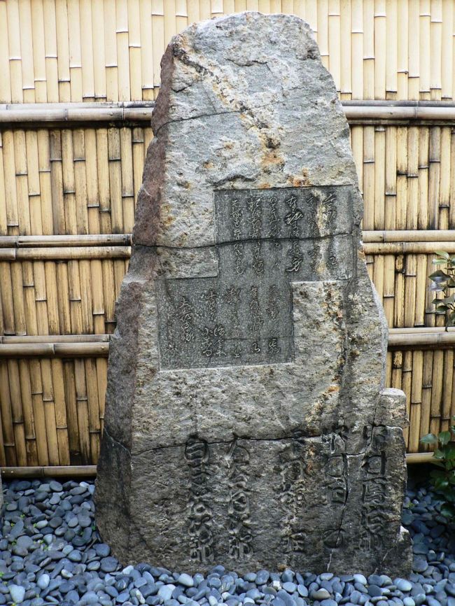 大長寺(だいちょうじ)は大阪市都島区にある浄土宗の寺で浄瑠璃「心中天の網島」で知られる小春と紙屋治兵衛の比翼塚がある。<br />心中天網島(しんじゅう てんの あみじま)は、近松門左衛門作の人形浄瑠璃で1721年、大坂竹本座で初演された全三段の世話物。<br />実際に起きた紙屋治兵衛と遊女小春の心中事件を脚色。愛と義理がもたらす束縛が描かれており、近松の世話物の中でも、特に傑作と高く評価されている。<br />紙屋の治兵衛は二人の子供と女房がありながら、曽根崎新地の遊女・紀伊国屋小春のおよそ三年に亘る馴染み客になっており、見かねた店の者が二人の仲を裂こうとあれこれ画策するが小春と治兵衛は二度と会えなくなるなら共に死のうと心中の誓いを交わした。小春は侍の客と新地の河庄で「馴染み客の治兵衛と心中する約束をしているのだが、本当は死にたくない。治兵衛を諦めさせて欲しい」と頼む。突如格子の隙間から治兵衛の脇差が差し込まれた。侍は治兵衛の手首を格子に括り付け治兵衛の恋敵・伊丹の太兵衛が治兵衛と小春を争う姿を嘲笑する。侍の客は侍に扮した兄の粉屋孫右衛門だった。小春に入れ揚げている治兵衛に堪忍袋の緒が切れ、曽根崎通いをやめさせようと小春に会いに来たのだった。治兵衛は小春と別れる事を決めて小春から起請を取り戻した。しかしその中には治兵衛の妻・おさんの手紙も入っており、真相を悟った孫右衛門は密かに小春の義理堅さを有難く思った。<br />それから10日後、治兵衛の叔母と孫右衛門が小春の身請けの噂を聞いて治兵衛に尋問しに紙屋へやって来たが身請けしたのは恋敵の太兵衛だという治兵衛とおさんの言葉を信じ、叔母は治兵衛に念の為と熊野権現の烏が刷り込まれた起請文を書かせると安心して帰っていった。しかし叔母と孫右衛門が帰った後、治兵衛は炬燵に潜って泣き伏してしまう。心の奥ではまだ小春を思い切れずにいたのだ。そんな夫の不甲斐無さを悲しむおさんだが、「もし他の客に落籍されるような事があればきっぱり己の命を絶つ」という小春の言葉を治兵衛から聞いたおさんは彼女との義理を考えて太兵衛に先んじた身請けを治兵衛に勧める。商売用の銀四百匁と子供や自分の着物を質に入れ、小春の支度金を準備しようとするおさん。しかし運悪くおさんの父・五左衛門が店に来てしまう。日頃から治兵衛の責任感の無さを知っていた五左衛門は直筆の起請があっても尚治兵衛を疑い、おさんを心配して紙屋に来たのだ。当然父として憤った五左衛門は無理やり嫌がるおさんを連れ帰り、親の権利で治兵衛と離縁させた。望みを失った治兵衛は虚ろな心のままに新地へ赴く。小春に会いに来たのだ。別れた筈なのにと訝しがる小春に訳を話し、もう何にも縛られぬ世界へ二人で行こうと治兵衛は再び小春と心中する事を約束した。<br />小春と予め示し合わせておいた治兵衛は、蜆川から多くの橋を渡って網島の大長寺に向かう。そして二人は俗世との縁を絶つ為に髪を切った後、治兵衛は小春の喉首を刺し、自らはおさんへの義理立てのため、首を吊って心中した。心中天網島(しんじゅう てんの あみじま)は治兵衛、小春の悲恋話だが不憫なのはぐうたら亭主をどこまでも支えようとする女房おさんだ。身勝手な亭主にここまで尽くす女性が果たしているのだろうか。女房おさんは近松門左衛門の理想とする女性像なのかも知れない。<br /><br />心中天網島は1969年には、篠田正浩監督により映画化された。治兵衛には二代目中村吉右衛門、小春・おさん二役に岩下志麻を起用し、通常の劇映画と異なる実験的な演出で人形浄瑠璃や歌舞伎の雰囲気を色濃く漂わせる作風となっている。<br /> 大長寺はもとは現藤田美術館のところにあった。その土地は豪商藤田伝三郎の邸宅用地として買収されたため現在地に移った。大長寺の山門は、もとの位置に美術館正門として残っている。<br /> 大長寺の近松「心中天網島(てんのあみじま)」の小春・治兵衛の比翼塚は2人を哀れむ人たちによって建てられた。藤田伝三郎が1912年に大長寺の敷地を買収した際、大長寺は北に300mほどの現在地に移転した。このとき小春・治兵衛の比翼塚も現在地に移転している。<br />(写真は大長寺の「心中天網島」の主人公、小春・治兵衛の比翼塚)<br /><br />
