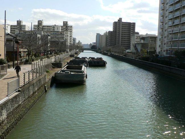 大阪国技館（おおさかこくぎかん）は、かつて大阪府大阪市に存在した相撲興行施設で１９１９年大阪市浪速区恵美須東のルナパーク南側に、大阪相撲を中心とした興行開催を目的にオープンしたが大阪相撲は衰退期を迎えて１９２５年の本場所を最後に大阪相撲は相撲興行は中断。跡地（フェスティバルゲートの北側に隣接する駐車場）に石碑が残るのみ。１９３７年３月、東西の相撲興行が統一、双葉山の登場により相撲人気が高まった背景を受け、現在の大阪市城東区古市に４階建ての洋風ドーム建築で収容人員２５０００人の当時の両国国技館よりも大きい施設が完成、大阪大国技館とも大阪関目国技館とも呼ばれ、大阪市浪速区の大阪国技館と区別されている。<br />しかし、オープン間もない１９４１年には戦局の悪化から相撲興行が中断、結果的に４年で７回の準本場所を開催しただけで建物は軍需工場に転用された。戦後は進駐軍が接収、１９５３年に大阪場所として興行が再開された頃には既に建物は解体されていた。現在、大阪関目国技館があった場所は住宅地となっており、案内板を除いて往事を伺えるものは残されておらず付近にあった相撲茶屋の建物ももう取り壊されている。<br />　（写真は大阪関目国技館跡周辺の光景）<br />