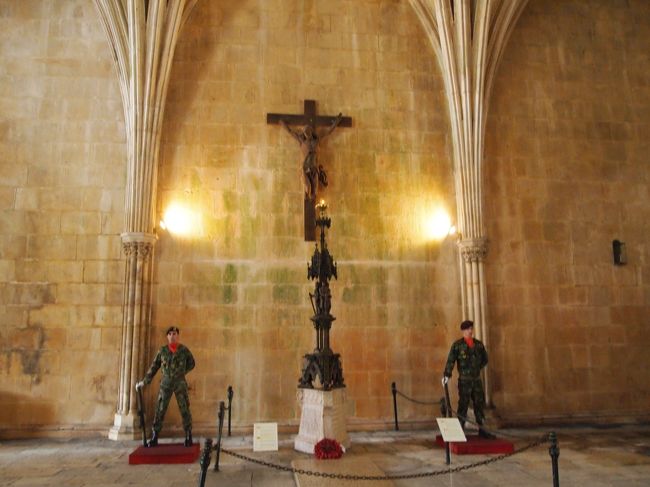 リスボンの北１００ｋｍほどにバターリャ、アルコバサ、ナザレはあります。<br /><br />バターリャは14世紀の末にカスティーヤ（スペイン）から<br />ポルトガルの独立を守った戦闘を記念して建てられた修道院です。<br /><br />また、アルコバサは12世紀にレコンキスタに貢献したシトー会を記念して建てられた修道院です。<br />いずれも世界遺産に登録されています。<br /><br />ナザレは近くの大西洋に面する漁師町です。独特の衣装などに特色があります。