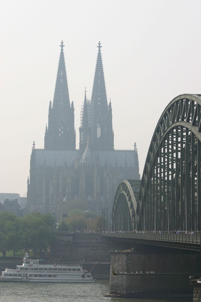 ２００４年８月７日　NRW州１泊旅行１日目<br />Köln<br /><br />ケルンと言えば大聖堂が有名ですが、<br />今日は街の中心部に１２ほど散らばっている<br />ロマネスク教会を見て回るのが１番の目的。<br /><br />ロマネスク様式の建物の主な見分け方は、<br />１．重厚な石でできている<br />２．窓の上部が円形で、窓自体も小さめ<br />といった感じです。