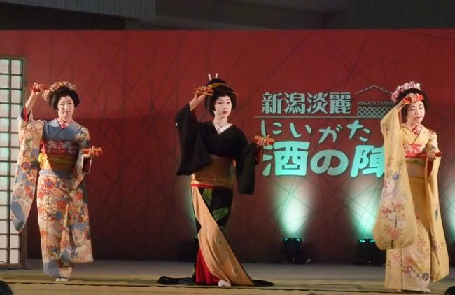 柳都にいがたに春を告げるイベント「にいがた酒の陣2012」が新潟市で行われました。<br />このイベント、昨年2011年は3月12日・13日に開催予定だったのですが、<br />前日に東日本大震災が起こり、急遽中止になったそうです。<br />そのため、昨年前売り券を購入しイベントを楽しみにしていた方も大勢いらっしゃったそうです。<br /><br />このイベントは、新潟県内の約90酒蔵が集結し約500種類の日本酒が楽しめます。<br />前売りの試飲チケットは1800円で2日間有効です。新成人の方は500円です。<br />試飲せずに入場のみだと無料です。お酒の飲めない方やお子さんはチケットなしで<br />入場できます。お酒を買うだけの入場もチケットなしでOK。<br /><br />タイトルに使用した「待ち遠しきかなにいがたの優しき春と酒の陣」は<br />パンフレットに書かれていたキャッチコピーで、素敵な言葉だと思いタイトルにさせていただきました。