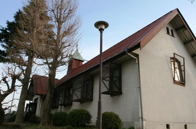 明治末から昭和初期にかけて滋賀県近江八幡を中心にして、さらには日本各地で西洋建築を建てたW.M.ヴォーリズ(1880?1964)は現在知られているだけでも100棟余りの住宅、教会、学校、商業施設(デパート)等を建設しています。中には老朽化のために取り壊されたものも多いです。<br /><br />これまで横浜にはヴォーリズが携わった建築は横浜共立学園本校舎のみと考えられてきましたが、実はもう一つあったのです。それは慶應大学日吉校舎内にある「基督教青年会館」(通称、日吉チャペル又は慶應大学YMCA会館とも)です。<br /><br />1937年(昭和12)に慶應大学YMCA・OBの寄付で建設され、大学に寄贈されました。戦争中は海軍によって外国のラジオ放送の傍受等のために使用されましたが、戦後一時アメリカ軍の接収があり、現在は大学YMCAが使用しています。<br /><br />これまでどうしてヴォーリズが建てたということが解からなかったのか不思議でしたが、最近一粒社ボーリーズ建築事務所から設計図が出て来て、ようやくこの疑問が解けたそうです。そこでこの日一日だけの一般公開があるとの案内をいただき、早速見学に出掛けた訳です。