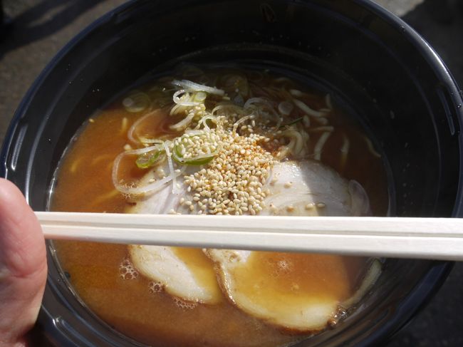 富山の人はラーメン好き☆<br />（誰でもラーメンは好きかもしれませんが）<br /><br />私の周りの人たちは<br />ラーメンのためなら<br />行列したり、<br />天候が悪くてもわざわざ向かって行ったり<br />ラーメンに対する情熱が熱いように思います。<br /><br />富山といえば『富山ブラック』が有名ですが<br />私はもう卒業しました（笑）<br />若いころはよく食べていましたが<br />健康を気にする年代になると<br />食べたあと、とても不健康な気分になってしまいます。<br />ラーメンに健康も不健康もないかもしれませんがね。。。<br /><br />今年、私の注目したラーメンに関する話題です。<br /><br />2月19日 入善ラーメンまつり　http://www.nyuzen.jp/<br /><br />3月3日 道の駅メルヘンおやべのホワイトラーメン