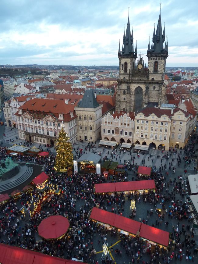 クリスマスマーケットを求めて、第４弾<br />最古のクリスマスマーケットと称されるドレスデンのクリスマスマーケットと数年前に修復を終えたフラウエン教会を見たくて行ってきました。<br />今回も手軽さを考え、ドイツのベルリン、ザイフェン、ドレスデン、チェコのプラハとまわるツアーでの旅行です。<br />寒さを覚悟してたら想定外の暖冬で助かりました。とはいってもそれなりに寒いですが！<br /><br />クリスマス前の、最後の週末ということでにぎわうプラハ<br />楽しかった旅もいよいよ最後