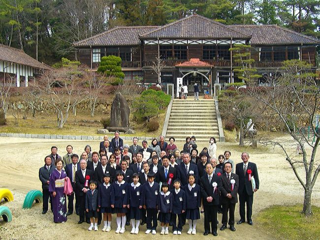 当日の岡山は２月中旬を思い起こす寒い朝となりました。<br /><br />１９００年（明治３３年）に切妻平屋建ての東西２棟が、９年後の１９０９年（明治４２年）には中央本館が落成。（この頃の出来事と言えばやはり１９０４年２月〜１９０５年９月の日露戦争でしょうか・・）以来１１１年と言った歴史を歩んできた吹屋小学校が本日その歴史に幕を閉じる事となりました。<br /><br />歴史だけで言いますと明治６年開校ですので実に１３８年と言うことになります。（西南戦争より前だったんですね。）<br /><br />標高５５０Mの山嶺にある小さな集落「吹屋」は江戸時代から戦前にかけて日本三大銅山の町として、また江戸末期からはベンガラの日本唯一の産地として繁栄し続け、そんな絶頂期に建設されたのが吹屋小学校でした。<br /><br />銅やベンガラで栄えた吹屋、町の予算の数倍の巨費を投じて建てられた吹屋小学校は洋風の中央本館と和風の東西校舎が並び立つ和洋折衷で当時としては大変珍しいものでした。<br /><br />今回はその一時代を歩んできた吹屋小学校の現役最後の日とあって記録に残したく出かけてきました。<br /><br /><br /><br />