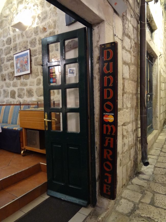 レストラン　ドゥンドマロイエ<br />Restaurant Dundo Maroje<br />Kovacka bb Dubrovnik<br />Tel.: +385(20)321-021<br /><br />有名なクロアチア掲示板で、クロアチアに住んでおられる管理人さんがとてもおすすめされていたので、ドブロブニクでの２日間の夕食は、このレストランのみでした。<br />料金も良心的、メニューも日本語が書いてありわかりやすかったです。<br />オーナーにもお会いできましたので、帰国したらブログに掲載しますねと話したら、どうぞと。<br />ただ自分は２０１１年末引退して、おいごさんに経営を譲られるとのことでした。<br />ちょっと遅くなりましたが、オーナーさんとの約束も果たすことができました。<br /><br />この４トラベルでは、このレストランの記事をなかなかみかけませんでしたので、オーナーとの約束が果たせてよかったです。<br />もしよければ、お食事にどうぞ。<br />最後の方にメニューの写真もあります。
