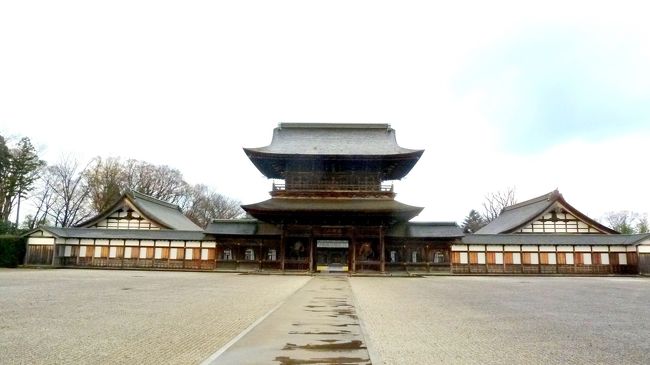 3代藩主前田利常は先代利長(義兄)が初代藩主・父利家を弔うため建立した法円寺を、利長の没後瑞龍寺と改め、1645年(前田利長墓所造営の1年前)、13万平方メートルの境内に大伽藍の建設を開始し、18年掛けて造営。1746年、火災に見舞われるが、間もな再建され、特に消失を免れた総門・仏殿・法堂は当時の姿で残る。(資料)寺の坊様が解説を兼ねて、堂宇を案内して下さった。写真を堂宇の外観と堂宇の内部の景観の2回に分けて投稿します。写真の順序①綺麗に整えられた砂利石を踏んで総門に入る。(重文)②両脇に仁王像が建つ、左右対称の秀麗な山門(国宝)③総檜造りで、鉛板で葺かれた屋根を持つ、ここも左右対称の仏殿(国宝)④書院風の境内最大(建坪186坪)の檜造りの法殿(国宝)