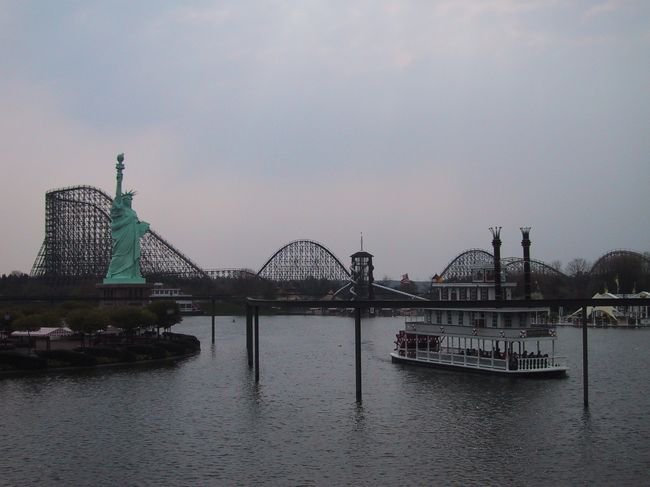 2003年4月25日<br /><br />ソルタウにある固定遊園地、<br />ハイデパークで遊びました。<br /><br />4月の平日で人もまばら。<br />イースター後だったからかもしれません。<br />乗り物の待ち時間がなくて嬉しい!<br /><br />1番大きい湖の真ん中には<br />自由の女神像が!