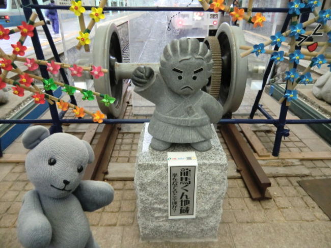 河津桜を見に行った後は、2度目の下田です。<br />前回は下田海中水族館がメイン。<br />でもせっかく、下田は黒船での密航を企てて失敗した吉田松陰先生が捕まってたところなので拘禁されてた跡地を見に行ったものの、その後、別のところに吉田松陰像があったことが判明。<br />ちょっと見逃した感がありました。<br />今回も下田海中水族館をメインにしたけれど、山口県人としては、吉田松陰先生の足跡をさらにたどらねば。<br /><br />と旅行前にちょっと下調べしたら、蓮台寺に吉田先生が逗留している史跡があることが判明。<br />位置的に無理かと思ったものの、勢いで行っちゃいました。<br /><br />そして迷走する羽目に(笑)<br /><br />表紙の写真は、松陰先生ではなく龍馬くんです。<br /><br />2009年の下田観光<br />http://4travel.jp/traveler/yamakuni/album/10371868/<br />今回行き損ねた下田海中水族館<br />http://4travel.jp/traveler/yamakuni/album/10371927/