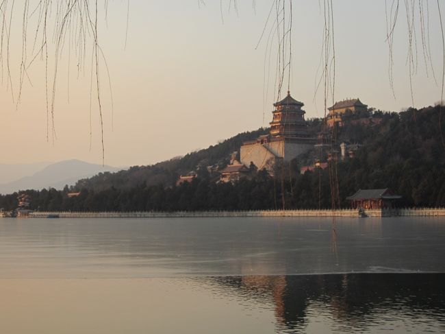 世界遺産でもある、頤和園に行ってきました。<br />頤和園は、歴代皇帝達に、夏の宮殿として利用されてきたところです。<br />Summer palaceと呼ばれてたりします。<br />中国に現存する最大の歴史庭園ということで、とても広く見どころもたくさんあります。<br />個人的には、北京で一番美しいと思った場所です。