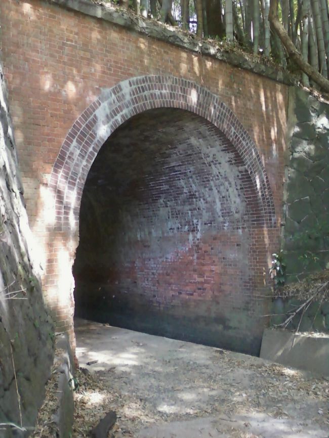 トンネル跡を撮影しました。<br /><br />水路になっているところがあります。