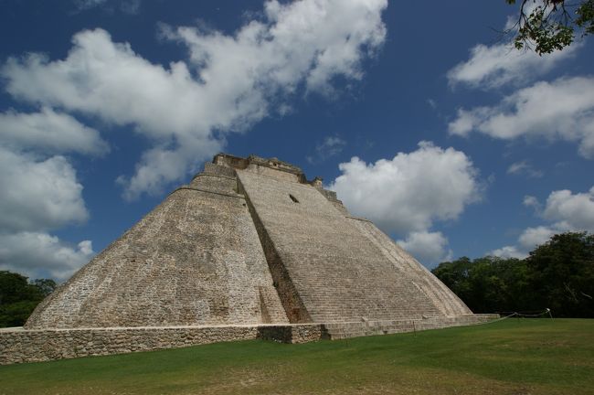 お盆休みを利用してHISのメキシコハイライトのツアーに参加しました。7つの世界遺産を巡る内容の詰まったツアーでとても楽しめました。<br /><br />1日目　夕方からメキシコシティー観光<br />2日目　テオティワカン観光後、国立人類学博物館見学<br />3日目　国立自治大学観光後、クエルナバカへ移動しソチカルコ観光<br />4日目　メリダへ移動しウシュマル・カバー観光、夕方市内観光<br />5日目　チチェンイッツァ観光後、カンクンへ移動<br />6日目　夕方まで自由行動（ジンベイザメ・パラセイリング）<br />7日目　日付変更線通過<br />8日目　朝成田に到着