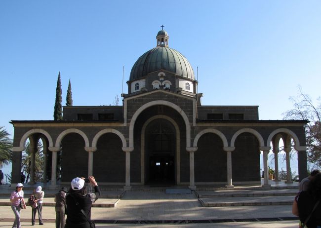 　イスラエルの旅では、聖書の世界（旧約聖書、新約聖書）をたどることが第一の目的でしたが、春のイスレエルでのフラワーウォッチングも訪問の動機でした。原種のシクラメンやアネモネ、アイリスなどたくさんの野の花に出会うことができました。今回、訪問したお花畑は、ネタニアのネイチャーリザーブ、カルメル山中腹のピクニックランド、山上の垂訓教会の裏手の丘、ギルボア山の麓、エルサレム近郊のユダの荒野の５ケ所でした。<br /><br />１. ペテロ首位権の教会<br />　ここはガリラヤ湖畔を歩いていたイエスが、漁師のペテロとアンデレの兄弟に出会った場所だと言われています。<br /><br />　新約聖書ルカ３章１９～２０節、マルコ３章１３～１９節；ある日、ガリラヤ湖畔を歩いていたイエスは、ふたりの兄弟が湖で魚をとるための網を打っているのを見つけた。兄弟は漁師で、彼らの名はペテロとアンデレ。イエスは彼らに向かって「私についてきなさい。あなたがたを、人間をとる漁師にしてあげよう」といわれた。漁師の仕事よりもやりがいがある使命だと思いイエスについていった。イエスはこの２人のほか、ヤコブ、ヨハネ、ピリポ、ナタナエル、マタイ、ユダ、ヤコブ、シモン、トマス、タダイと次々に弟子にしていった。<br /><br />　また、教会の祭壇は大きな岩でできているが、この岩の上で復活後のイエスが弟子に食事を与えたとされています。<br /><br />　新約聖書ヨハネ２１章４～１７節；既に夜が明けたころ、イエスが岸に立っておられた。だが、弟子たちは、それがイエスだとは分からなかった。イエスが、「子たちよ、何か食べ物はあるか」と言われると、彼らは、「ありません」と答えた。イエスは彼らに網を打たせ沢山の魚をとらせ、パンとともに朝の食事をさせた。弟子たちはだれも、「あなたはどなたですか」と聞きただそうとはしなかった。主であることを知っていたからである。食事が終わると、イエスはペテロに、「ヨハネの子シモン、この人たち以上にわたしを愛しているか」と言われた。ペテロが、「はい、わたしがあなたを愛していることは、あなたがご存知です」と言うと、イエスは、「わたしの子羊を飼いなさい」と言われた。２度目にイエスは言われた、「ヨハネの子シモン、わたしを愛しているか」。ペトロが、「はい、主よ、わたしがあなたを愛していることは、あなたがご存知です」と言うと、イエスは、「わたしの羊の世話をしなさい」と言われた。３度目にイエスは言われた、「ヨハネの子シモン、わたしを愛しているか」、ペテロは、イエスが３度目も、「わたくしを愛しているか」と言われたので、悲しくなった。そして言った「主よ、あなたは何もかもご存知です。わたしがあなたを愛していることを、あなたはよく知っておられます」、イエスは言われた、「わたしの羊を飼いなさい」と。<br /><br />２. カペナウム<br />　イエスは、洗礼者ヨハネが捕えられるとナザレを去り、ガリラヤのカペナウムに移り住み始めます。この地を拠点に１２人の弟子をリクルートし、宣教活動を始めました。この地には、イエスが説教をしたシナゴーグ跡とペテロの実家跡が残っています。<br /><br />３. 山上の垂訓教会<br />　イエスの最も有名で重要な説教がなされた地で、ガリラヤ湖が見渡せる丘の頂上に、１９３０年に完成した八角形の教会が建っています。この地は、イエスが１２使徒を選んだ場所だといわれています。<br /><br />　新約聖書マタイ５章１～７節；山上の説教は、「神を信じることで神から贈られる愛により、数々の幸いを受け入れることができるという」信者への祝福の言葉である。<br />①. 心の貧しい者は幸いである。その人は天国に入れるからである。<br />②. 悲しむ者は幸いである。その人は慰められるからである。<br />③. 柔和な者は幸いである。その人は地を相続するからである。<br />④. 正義を求める者は幸いである。その人は満たされるからである。<br />⑤. 憐み深い者は幸いである。その人は憐みをうけるからである。<br />⑥. 心の清い者は幸いである。その人は神を見るからである。<br />⑦. 平和を求める者は幸いである。その人は神の子どもと呼ばれるからである。<br />⑧. 正義のために迫害される者は幸いである。天国はその人のものだからである。<br /><br />４. ギルボア山<br />　海抜５３６ｍのこの山は、イスレエルの初代の王サウルとその子ヨナタンが、ペルシテ軍と戦い戦死した地です。<br /><br />　旧約聖書サムエル記１章；パリシテ軍とイスラエル軍は、ギルボア山でにらみ合っていた。サウルは、この一戦でイスラエルへの侵略を執拗に続けるペリシテ軍を完全に葬りたいと願っていた。しかし、翌朝サムエルの霊が語ったことがそのまま起こった。サウルの４人の息子のうち、長男ヨナタンをはじめとする３人が戦死した。集中的に矢でねらわれて致命傷を負ったサウルは、敵の捕虜になるよりは名誉ある死を願い自決した。戦死の知らせを聞いたダビデは、永遠の友情を誓ったヨナタンを失ったことを深く悲しみ、嫉妬からダビデを殺害しようとする以前の好人物のサウルを懐かしく思い出していた。ダビデは、イスラエルの英雄２人のことを民が忘れないようにと「弓の歌」と作って、２人を讃えた。