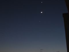 横浜から星空　　　金星⇒月⇒木星が一列　　３月２６日