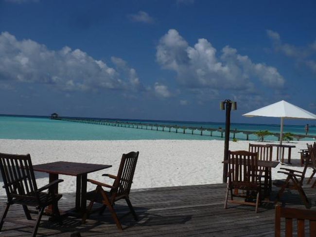Holiday Island(ホリデイアイランド)<br />(2012年3月19日現在の情報です。情報は予告なしに変更されますので、予めご了承ください。)<br /><br />『やっぱり遠浅のラグーンが綺麗〜!』<br />ホリデイアイランドは、パラダイスアイランド、ファンアイランド、ロイヤル、サンアイランド姉妹リゾート。<br />広い遠浅のラグーンに囲まれた島…。桟橋がちょっと長く、先端に建物がないので、島からラグーンを見る景色はとても綺麗です!!!<br />1994年9月1日にオープンしていらい、この美しい景色は今も変わっていません。<br />ラグーン内が引き潮になるとアクアマリーンの透き通った透明感がさらにひきたちます。白い砂地が模様になっていたり、水面がキラキラしたり輝き..。見ていてうっとりと気持が和みます。この自然のプールの中を散歩する人、気持よく泳がれる人などさまざまです。<br />ハウスリーフはありませんが、ジンベイポイント&ダイビングポイントにも近いため、ダイバーのお客様には、意外と穴場のリゾートです。<br />嬉しいことにスノーケリングでジンベイをみに行くツアーもあるので、スノーケラーにも楽しんでいただけるリゾートです。<br />ジンベイは1年中シーズンですが、見られる&見られないは運!!!<br />ホリデイアイランド&サンアイランドの裏、外洋側がポイントなので、ベストロケーションのリゾートです。<br />マンタは乾季がシーズンで、コンドラッド側の方向にいきます。<br /><br />South Ali Atollに位置し、空港から国内線Maamigili Airportまでは約20分で到着!<br />ダイレクトでMaamigili Airportに飛ぶ為、水上飛行機よりも早いのがとても魅力です。<br />国内線はVilla Air(fly me)で移動。機材は46人乗り。トイレ完備。座席が柔らかいので、すわり心地がとても良いです〜。<br />空港では到着ホールにあるVilla Hotelsカウンターでリゾート名&お名前をつたえてください。荷物にリゾートのタグを付けてくれます。<br />そこから国内線ターミナルまでは歩いて移動。約2分ととても近い距離なのでご自身でチェックインとなります。<br />国内線ターミナルの入り口はDeparture の方へお進みください。入ると直ぐ正面にはチェックインカウンターがあります。小さいターミナルなので絶対に迷わないので安心…。<br />チェックインカウンターでチェックインの際は、リゾート名を伝えパスポートを提示されてください。預ける荷物はベルトコンベアーの上に乗せてください。<br />荷物の重量制限は、基本的に預け荷物20キロ+手荷物5キロです。<br />今現在は、超過料金は掛かりませんが、今後かかる予定でいるようです。<br />チェックイン後は、手荷物検査&ボディチェックを受け、待合室の方でおまちいただけます。待合室にはテレビ&トイレもあります。<br />搭乗案内の放送が入りましたが、ゲートの方へお進みください。<br />Maamigili Airport到着後、ボート乗り場の桟橋まではバスで移動します。<br />空港スタッフが同行いたしますので、ご安心ください。<br />ボート乗り場では、ホリデイアイランドのスタッフがリゾートのボードを持ってお迎えしております。<br />ホリデイアイランドは直ぐ目の前!ドーニーはアクアマリーンのラグーン内を走ります。約3分で桟橋に到着!<br />桟橋先端からの眺めはとても美しいです。ラグーンがまぶしい〜〜〜。<br />バー、エントランスでおしぼりサービス!ウエルカムドリンクも!<br />バーでチェクイン後、お部屋にご案内。<br />リゾートのインフォメーションをお渡ししておりますので、必ず読まれてください。<br /><br />島の雰囲気<br />トロピカルフラワーがとても綺麗な島内です。プルメリア、ハイビスカスが咲き乱れています。お庭作りがとても上手で緑とお花の調和が美しい。<br />西側先端の方には広いビーチが広がります。姉妹島のサンアイランドも見えますが、サンセット時は、絶好のロケーション。ラグーンの色も透き通っており、浅瀬には珊瑚があるのでスノーケリングも楽しんでいただけます。珊瑚に住んでいる小さな小魚さんがみられて可愛いですよ!<br />細長い島のビーチ沿いを散歩しても約20分弱。島は丁度よいサイズです。<br />太陽さんが輝いていると、白いビーチ&ラグーンもキラキラしているのでとてもまぶしい〜。ヤドカリさもキラキラビーチを歩いています。<br />カニさんが彫った穴が沢山あります。サギの鳥さんもフレンドリーでよくビーチで景色を眺めています。<br />姉妹等のサンアイランドに行く定期船があるので、2島楽しむことができるのが嬉しい。<br />レセプションにボートの予約用紙がありますので、必ず記入されてください。<br />客層は、イタリア、ドイツ、イギリス、ロシア、日本、その他と、他国籍。<br />ファミーも多く自然のラグーンプールで、お子様も遊ばれています。<br />周りを気にせずのんびりと遊べるのも嬉しい雰囲気のリゾートです。<br />桟橋から綺麗なサンセットが見ることができますが、焼けたときは美しい色彩です。また、夜になると桟橋先端にライトがつきます。21時ちょっと前くらいから、先端のラグーンには、エイが集まります。小さな可愛らしいエイですが数が多いので見ていても面白いです。小さな魚もいますし、大きなお魚くんも登場してくれます。そして運がよいとマンタちゃんも泳ぎにきます。<br />浅瀬のラグーンに来てくれるマンタちゃんが、優雅でのんびりと遊泳を楽しんでいます。<br /><br />お部屋<br />ビーチバンガロー(25.61sq?)142部屋<br />1棟独立124部屋/1棟2部屋18部屋(インターコネクティングルーム)<br />緑に囲まれたバンガローは、ガーデンシャワーもあります。<br />室内は白い壁とシンプルで明るく、お部屋のレイアウトが良くとても使いやすい。<br />シャワールームは室内。バスタブのお湯も溜まりやすいのは嬉しい。<br />ガーデンにもシャワーが有るので、お二人同時進行も可能。物干しも有るので便利!<br />テラスには椅子があります。また、足の洗い場もあるので、砂を落としてお部屋に入れます。お部屋の前またはビーチにはサンチェアがあります。<br />こんがり焼きたいときはビーチで…、のんびりとされたいときは、お部屋の前だと木陰が有るので気持ちよく過ごせます。<br /><br />ファミリーに嬉しいインターコネクティングルーム。<br />室内は1棟独立同様。中にはしきりにドアがありますので、開けると行き来できます。<br />レセプション&レストランの近くにあるのでとても便利な場所です。<br /><br />レストラン&バー<br />メインレストラン<br />オープンエアー!ご滞在中はテーブルでお召し上がりいただけます。<br />3食ビュッフェスタイル。<br />朝食08:00〜10:00<br />昼食13:00〜14:30<br />夕食19:30〜21:00<br /><br />コーヒーショップ<br />アラカルトメニュー。スペシャルディナーもお召し上がりいただけます。<br />24時間<br /><br />メインバー<br />桟橋ふもとにあり、綺麗なラグーンを一望できます。<br />08:00〜ラストゲスト<br /><br />ビーチバー<br />09:00〜12:00/14:00〜19:00<br />ウォータースポーツセンターの横にあります。<br />サンセットが綺麗に眺められます。<br /><br />Araamu SPA<br />09:00〜20:00<br />アジアの雰囲気を漂わせたとってもリラックスできる敷地内です。はいると、プ〜ンといい香りがし、緑が溢れて水の音が聞こえます。<br />インディアンアユルヴァティク、スエディッシュ、アロマ、タイ、リフレックスロジー、etc…豊富なメニュー。<br />トリートメントルーム 6部屋ツインルーム<br />ヘアーサロン 1部屋<br />ジャグジーx2、サウナx2、スティームサウナx2<br />===============================================================<br />Website :www.villahotels.com<br />Email : info@holiday-island.com.mv<br />電話:(960)668 0011<br />ファックス:(960)668 0022<br /><br />リゾート日本人スタッフ:いません<br />日本人ダイビングインストラクター:いません<br /><br />時間<br />日本との時差4時間<br /><br />トランスファー<br />国内線で約20分。<br /><br />島のサイズ<br />700mx140m<br />1週歩いて約20分弱<br /><br />チェックイン 14:00<br />チェックアウト 12:00<br /><br />電気圧<br />220V 50Hz<br />プラグ:三椏日田ピン/マルチ有り(お部屋にあります)<br /><br />レセプション<br />24時間<br /><br />キャッシャー<br />08:00〜10:00/10:30〜12:00/13:30〜16:00<br />19:00〜20:00/20:30〜22:00<br /><br />クレジットカード<br />ビザ、マスター、アメリカンエクスプレス<br />*JCBは使用できませんのでご注意ください。<br /><br />キャッシュの取り扱い<br />アメリカドル、ユーロー(日本円不可)<br />トラベラーズチェック使用可能<br />*チップ等で必要な小銭は、事前に日本から両替をされてくることをお勧めいたします。<br /><br />インターネットカフェ<br />10:30〜12:30/20:30〜22:30<br />デスクトップコンピューター2台(日本語不可)<br />15分 US$1+10%サービスチャージ<br />その後1分ごとにUS$0.10<br />プリントサービスが必要の場合はインターネットカフェ内スタッフにお問い合わせください。<br />Wifiエリア:メインバー(無料)<br /><br />日本への電話&ファックス<br />電話:US$0.94 1分<br />ファックス:US$0.94 1分<br />ローカルコール:US$0.18 1分<br /><br />ハネムーナサービス<br />フルーツ、シャンパン<br /><br />誕生日<br />ケーキ、スパークリングワイン<br /><br />結婚記念日<br />フルーツ、シャンパン<br />25周年&50周年のみサービス<br /><br />リピーター<br />スペシャルディナー<br /><br />DVD&CDレンタル<br />なし<br /><br />ベビーシッターサービス <br />なし<br /><br />クリニック<br />09:00〜12:30/21:15〜22:30<br />初診料 US$35<br />薬代別途料金がかかります。<br />今現在ドクターはいません。<br />隣のサンアイランドにはADKクリニックがありますので、サンアイランドへご案内しています。<br />車椅子 あり<br />松葉杖 あり<br />ADE なし<br /><br />マネージメントカクテルパーティー<br />なし<br /><br />ご出発案内<br />ご出発のご予定に関するご案内は前日の夕方(19:00〜)にレセプションにてご確認ください。<br />
