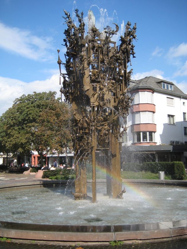 2011年9月22日（木）オクトバーフェストの雰囲気を充分楽しみ、ミュンヘンの街の散策も出来たので、<br />私の大好きなマインツ　Mainz　に移動します。<br />秋になると街の至るところで！Federweisserフェーダー ヴァイザー♪を呑む事が出来るので！！<br />K先生に体験して頂きたいと思います！！<br />4人いると1リットルのFederweisserフェーダー ヴァイザーはアッという間になくなります♪<br /><br />カーニバルの噴水、ザンクトシュテファン教会、マインツ大聖堂、アウグスティナー教会、キルュシュガルテンなど<br />マインツの見所をK先生に！！<br />