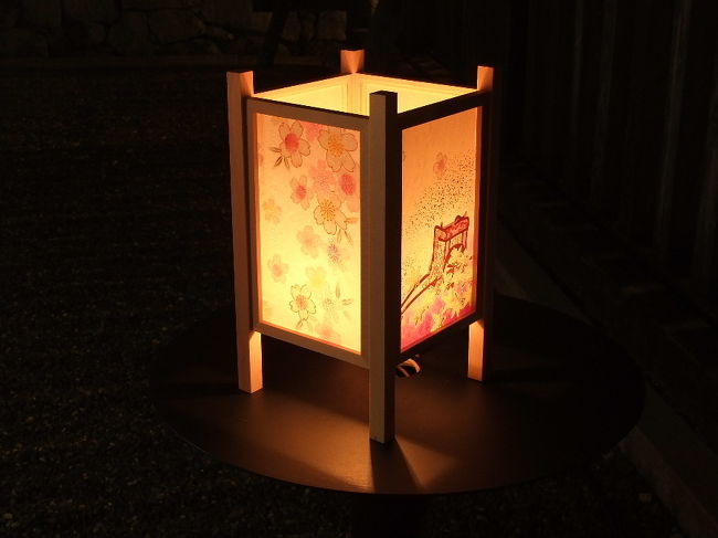 京都東山、春先の灯りのイベント“東山花灯路”に行ってきました。<br />まだ外は寒いけど、暗闇に浮かぶ灯りは、古都京都を美しく浮かび上がらせていました♪