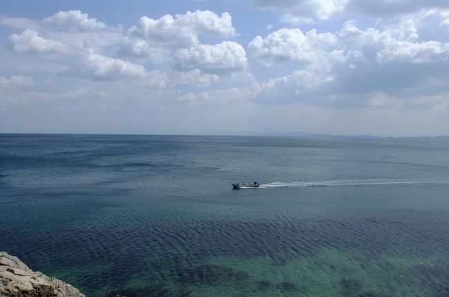 しまなみ海道、琵琶湖一周に続いて自転車旅第3弾は淡路島一周へ。<br />去年のGWに琵琶湖一周を家族で完走したのはまだ記憶に新しいけど、<br />その時の達成感、爽快感を再び家族で味わおうと淡路島一周150kmにチャレンジすることに。<br />前回の琵琶湖は160kmだったので、淡路島は多少アップダウンがあると聞いたがほぼ似たようなものだろうとタカをくくっていたのだが<br />実はこれが大きな間違いだった・・<br />主に一日目後半と二日目前半に集中していた過酷さ極まるアップダウンの繰り返し、そしてこいでもこいでも前に進まない海岸線の強烈な向かい風の中での走行に<br />更なるアクシデントの勃発・・<br />苦難を乗り越えつつなんとか福良の宿にたどり着くまでのサイクリング前篇。<br /><br /><br />以前の自転車旅はこちら↓<br /><br />完走！子連れしまなみ街道サイクリング前編【尾道～大三島】<br />http://4travel.jp/traveler/mayumama/album/10188056/<br />完走！子連れしまなみ街道サイクリング後編【大三島～今治】<br />http://4travel.jp/traveler/mayumama/album/10189356/<br /><br />完走！子連れ琵琶湖一周160kmサイクリング<br />http://4travel.jp/traveler/mayumama/album/10564552/<br />