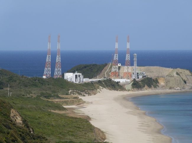 今回はJAXA(宇宙航空研究開発機構)が企画する種子島宇宙センターでの学生研修プログラムに参加し、種子島に訪問しました^^<br /><br />========================================================<br /><br />3月25日<br /><br />06時00分 横浜駅に到着、京浜急行電鉄線に乗車。<br />06時25分 東京国際空港へ到着<br />07時10分 ソラシドエア SNA071便へ搭乗、離陸<br />09時15分 鹿児島空港へ到着<br />09時30分 鹿児島空港3F展望デッキに到着<br />10時00分 展望デッキにて撮影。SORA STAGEを見学<br />16時20分 日本エアコミューター JAC3775便へ搭乗、離陸<br />17時00分 種子島空港へ到着<br />17時15分 JAXA無料送迎バスに乗車<br />19時00分 門倉亭南荘へ到着、チェックイン<br />19時30分 夕食<br />20時30分 オリエンテーション、班分け<br />21時00分 解散、各自部屋へ<br />--------------------------------------------------------<br /><br />3月26日<br /><br />07時30分 朝食<br />08時30分 JAXA送迎バスにて移動<br />08時50分 種子島宇宙センター竹崎展望台に到着。<br />09時00分 開校式<br />09時20分 講義開始<br />11時00分 講義終了<br />11時20分 参加者集合写真撮影<br />11時40分 竹崎展望台似て昼食<br />12時30分 JAXAバスにてRCC(竹崎指令管制塔)へ移動<br />13時00分 RCCにてH?-Bロケット打ち上げシュミレーション体験<br />14時30分 RCCを出発。宇宙センター内施設見学<br />16時45分 「有人宇宙開発」について班ごとにディスカッション<br />18時00分 モデルロケットに関する講義<br />19時00分 第1回星空観測会<br />19時15分 JAXA送迎バスにて観光ホテル門倉亭南荘に移動<br />19時45分 夕食<br />20時45分 モデルロケット&「有人宇宙開発」について会議<br />21時15分 解散、各自部屋へ<br />---------------------------------------------------------<br /><br />3月27日<br />07時30分 朝食<br />08時30分 JAXA送迎バスにて竹崎展望台へ<br />09時00分 班ごとにモデルロケット作成<br />12時00分 昼食<br />13時00分 モデルロケット打ち上げ<br />15時45分 「ミッション報告会」準備<br />17時00分 JAXA職員交流会<br />18時30分 送迎バスにて観光ホテル門倉亭南荘に移動<br />19時00分 夕食<br />19時45分 JAXA送迎バスにて小型射場前に移動<br />20時05分 第2回星空観測会<br />21時00分 JAXA送迎バスにて観光ホテル門倉亭南荘に移動<br />21時20分 解散、各自部屋へ<br />-------------------------------------------------------<br /><br />3月28日<br />07時30分 朝食<br />08時30分 JAXA送迎バスにて竹崎展望台へ<br />09時00分 種子島の高校生によるプレゼン<br />09時30分 ミッション報告会<br />12時00分 昼食<br />13時00分 宇宙飛行士による特別プログラム<br />14時15分 閉校式<br />15時00分 宇宙科学技術館見学、買い物<br />16時30分 バスにて千座の岩屋へ移動<br />17時00分 千座の岩屋に到着、見学。<br />18時30分 JAXA送迎バスにて観光ホテル門倉亭南荘に移動<br />19時00分 夕食<br />20時00分 参加者交流会<br />22時00分 解散 各自部屋へ<br />-------------------------------------------------------<br /><br />3月29日<br />07時00分 朝食<br />08時00分 JAXA無料送迎バスに乗車<br />09時00分 種子島空港へ到着、ターミナル西側展望台に移動<br />10時10分 展望台にて飛行機撮影<br />11時55分 大和バスに乗車<br />12時20分 西之表港バス停到着<br />12時42分 徒歩にて種子島鉄砲館へ到着、見学<br />13時10分 榕城小学校正門・赤尾木城石垣前に到着、撮影<br />13時20分 赤尾木城文化伝承館に到着、見学<br />13時20分 西之表港に到着<br />14時30分 高速船ロケットに乗船<br />16時05分 鹿児島港南埠頭に到着<br />16時27分 市役所前電停より鹿児島市電に乗車<br />16時40分 鹿児島中央駅前電停に到着<br />16時45分 駅前バス停より南国交通バスに乗車<br />17時25分 鹿児島空港到着<br />19時15分 日本航空 JL1876便に搭乗、離陸<br />20時55分 東国際空港に到着<br />21時20分 京急リムジンバスに乗車<br />21時52分 横浜駅に到着<br /><br />