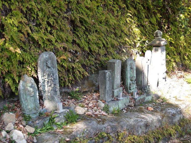 横浜市金沢区朝比奈町の朝夷奈切通の入口にある庚申塚は古そうだ。表面が風化してしまっているものが目に付く。銘が読める庚申塔では延宝6年（1678年）が一番古い。朝夷奈切通は鎌倉時代（1241年）に掘削されても、江戸時代に入っても整備されていた。江戸時代に入ると大山詣が盛んになり、大山詣の後に、江ノ島、鎌倉、金沢八景などに足を伸ばす物見遊山に大勢の江戸町民が繰り出すが、そうした時代に庚申塔も建てられたのだろう。<br />　一方で、朝比奈熊野神社の裏を通る旧古道沿いにはこうした庚申塔などは見られなかった。こうした朝夷奈切通周辺にあった旧古道も多くは失われたか、失われつつあるようだ。それでも、熊野神社の裏の旧古道を下ると朝比奈方面と十二所果樹園方面との分かれ道が残っているが、熊野神社を参拝する人や逗子方面に抜ける人がいたからであろうか？<br />（表紙写真は朝比奈の庚申塚）
