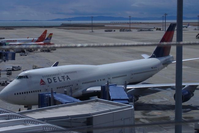 旅気分を盛り上げてくれる空港、飛行機を見に、中部国際空港にいってきました。<br />お昼時なので程よくにぎやか、でもうんざりするほど並ぶ、ということもなく、名古屋名物の味噌カツを矢場とんで食べることもできました！<br />さすがセントレア、新しい空港だけあって、いろいろ便利に良くできているなと思いましたよ。<br />名古屋メシ、メジャーな店で結構たべてますが、味噌カツはまだだったので、ここで食べられて満足。<br />旅気分が盛り上がったので、次は飛行機に乗りにこなくっちゃね、どこにいこうかな〜＾＾<br /><br />息子（２歳３ヶ月）も飛行機が飛んでいく様子に、おおーーー！！と興奮していました。<br />娘(０歳４ヶ月）は・・・いいこでした(笑）。<br />