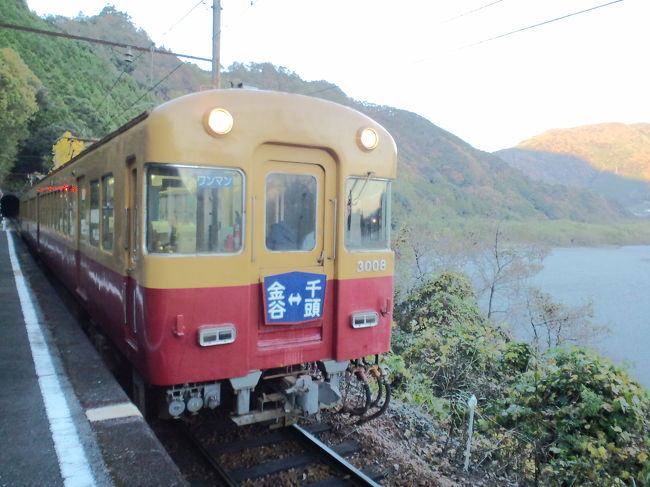 井川線をうろうろした後は、しばらく千頭駅近くの道の駅へ。<br />その後、本線の神尾駅へと向かいました。<br /><br />【乗り鉄】【秘境駅】<br />◇冬のスマタ・大井川紀行目次◇<br />(1) 1日目-1 近鉄・名鉄・豊橋カレーうどん <br />http://4travel.jp/traveler/planaly/album/10637088<br />(2) 1日目-2 天浜線・遠州鉄道①（浜名湖・うな重弁当） <br />http://4travel.jp/traveler/planaly/album/10641610<br />(3) 1日目-3 天浜線・遠州鉄道②浜松城・奥浜名湖温泉かんぽの宿<br />http://4travel.jp/traveler/planaly/album/10641711<br />(4) 2日目-1 掛川城<br />http://4travel.jp/traveler/planaly/album/10637089<br />(5) 2日目-2 大井川鉄道（抜里駅）<br />http://4travel.jp/traveler/planaly/album/10638323<br />(6) 2日目-3 大井川鐵道SL急行かわね路号<br />http://4travel.jp/traveler/planaly/album/10643635/<br />(7) 2日目-4　寸又峡散策編<br />http://4travel.jp/traveler/planaly/album/10644668<br />(8) 2日目-5、3日目-1　寸又峡温泉「求夢荘」、奥泉駅へ<br />http://4travel.jp/traveler/planaly/album/10644699<br />(9) 3日目-2 大井川鐵道井川線①奥泉→井川<br />http://4travel.jp/traveler/planaly/album/10646048<br />(10)3日目-3 大井川鐵道井川線②井川→ひらんだ<br />http://4travel.jp/traveler/planaly/album/10656370/<br />(11)3日目-4 大井川鐵道井川線③ひらんだ→奥大井湖上<br />http://4travel.jp/traveler/planaly/album/10656377<br />(12)3日目-5 大井川鐵道井川線④尾盛→千頭<br />http://4travel.jp/traveler/planaly/album/10657074<br />(13)3日目-6 大井川鐵道　千頭・神尾<br />http://4travel.jp/traveler/planaly/album/10657212<br />(14)3日目-7 川根温泉・京阪神ドリーム静岡号<br />http://4travel.jp/traveler/planaly/album/10657261<br /><br /> ◆全旅行記目次◆<br />http://4travel.jp/traveler/planaly/album/10642746/