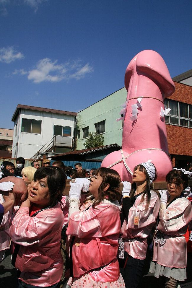 　ワッショーイ！！！<br /><br />　というわけで毎年４月の第１日曜日に川崎市で開催される「かなまら祭り」に行ってきました。<br />　日本国内では大手メディアにはほどんど報道されないマイナーな存在ですが、実は世界中から外国人観光客が押し寄せるほど国際的に有名なお祭りなのです。<br />　なぜか？<br />それは、かなまら祭りは別名「ちんこ祭り」とも呼ばれる奇祭だから。<br /><br />【閲覧注意！】<br />　この旅行記は祭りの魅力をストレートにお伝えするため、全編にわたってちんこ画像で溢れています。<br />良い子は見ちゃダメだぞ！