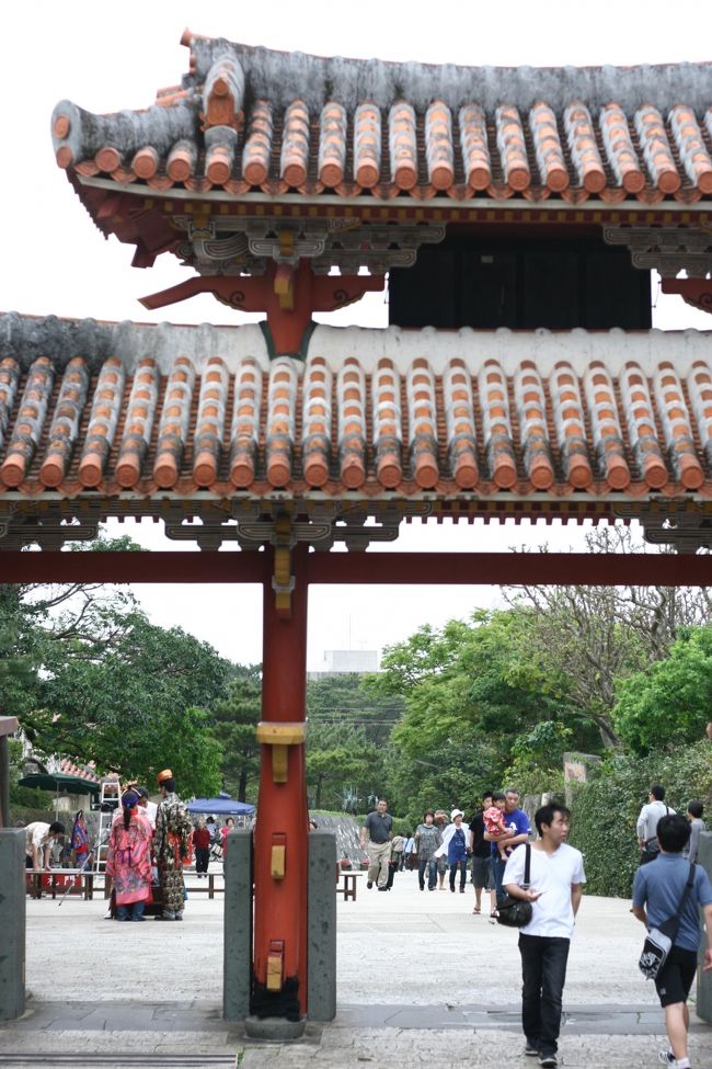毎年恒例、春休みの旅行にマイル消化と次女の卒業記念旅行も兼ねて<br />初めて沖縄を旅行することになりました。<br /><br />1日目 ひめゆり記念館、首里城、ANAインターコンチネンタルホテル泊<br />2日目 ホテルでシーサー絵付け体験、万座毛、嘉手納道の駅、<br /> 美浜アメリカンビレッジ、カフェ「オハコルテ」瀬底島<br /> ホテルマハイナウェルネスリゾート泊<br />3日目 美ら海水族館、古宇利島、国際通り、南西観光ホテル泊<br /><br />4日目 県立博物館、DFS、国際通り