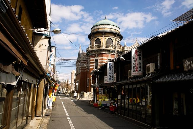 東本願寺と西本願寺の間に正面通り(しょうめん・どおり)という通りがあります。東西本願寺の間に位置する場所柄、仏壇仏具のお店が軒を連ねてます。