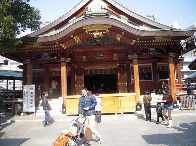 東京メトロ千代田線「湯島」駅より徒歩約５分に菅原道真を祀った湯島天満宮（ゆしまてんまんぐう、東京都文京区湯島）があり、特に受験シーズンを迎える正月から２月にかけては合格祈願のため参拝の学生たちが家族とともに訪れます。<br /><br />湯島天満宮は学問の神様である菅原道真（すがわら・みちざね）を祀っていますから、特に受験シーズンともなれば多数の参拝者が合格祈願に訪れます。<br /><br />創建はひじょうに古く４５８年と言われています。<br />湯島天満宮と呼ばれるようになったのは道真公を祀った文和４年（１３５５）からで、文明１０年（１４７８）には江戸城を築城した太田道灌により修築されました。<br /><br />江戸時代に入りますと徳川家康より５万石の寄進を機に幕府からの崇敬を集めます。<br /><br />湯島天満宮は自分にとって初めての参拝ですが、敷地は思ったより狭いなと言う印象を受けました。然しながら拝殿・宝物殿を始めとする建築物は立派で、加えて狛犬も個性的なマスクをして親しみを受けます。<br /><br /><br />２０２２年７月１５日追記<br /><br /><br />湯島天満宮のホームページには下記の通り紹介されています。<br /><br />『　湯島天満宮縁起<br /><br />御祭神　天之手力雄命（雨のタジからをのみこと）<br />　　　　菅原道真公（すがわらのみちざねこう）<br /><br />例祭日　５月２５日<br /><br />社　名　湯島天満宮<br /><br />湯島天神は、雄略天皇二年（４５８）一月勅命により創建と伝えられ、天之手力雄命を奉斎したのがはじまりで、降って正平十年（１３５５）二月郷民が菅公の御偉徳を慕い、文道の大祖と崇め本社に勧請しあわせて奉祀し、文明１０年（１４７８）十月に、太田道灌これを再建し、天正十八年（１５９０）徳川家康公が江戸城に入るに及び、特に当社を崇敬すること篤く、翌十九年一月豊島郡湯島郷に朱印地を寄進し、もって祭祀の科にあて、太平永き世が続き、文教大いに賑わうようにと菅公の遺風を仰ぎ奉ったのである。<br /><br />その後、学者・文人の参拝もたえることなく続き、林道春・松永尺五・堀杏庵・僧？恵・新井白石などの名が見える。将軍徳川綱吉公が湯島聖堂を昌平坂に移すにおよび、この地を久しく文教の中心としていよいよ湯島天満宮を崇敬したのである。<br /><br />明治五年（１８７２）十月には郷社に列し、ついで同十八年（１８８５）八月府社に昇格した。<br />明治維新以前は、上野東叡山寛永寺が別当を兼ね、喜見院がその職に当った。<br /><br />元禄十六年（１７０３）の火災で全焼したので、宝永元年（１７０４）将軍綱吉公は金五百両を寄進している。<br /><br />明治十八年に改築された社殿も老朽化が進み、平成七年十二月、後世に残る総檜造りで造営された。』<br />