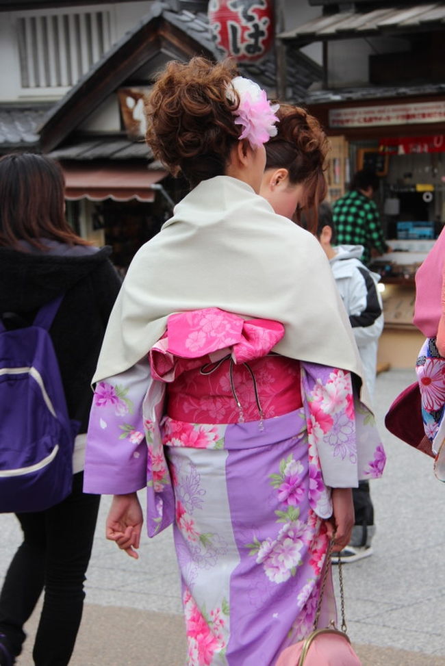 職場の旅行で京都へ。<br /><br />例年ならこの時期桜が咲いており、宴会だらけの京都なのに…<br />寒い！！<br />桜はまだつぼみじゃ！<br />雨だ！<br />風だ！<br />雪だ！<br /><br />なんじゃこりゃ～？？？？<br />と言う３月の京都でした。<br /><br />３／２５　　千葉～東京～京都～「順正」にて食事～清水寺～ホテル～新京極～錦市場～ホテル「石長」<br />３／２６　　ホテル～東寺～清水のおみやげ～二寧坂～三年坂～高台寺～圓徳院～「がんこ」にて食事～京都～東京<br /><br />