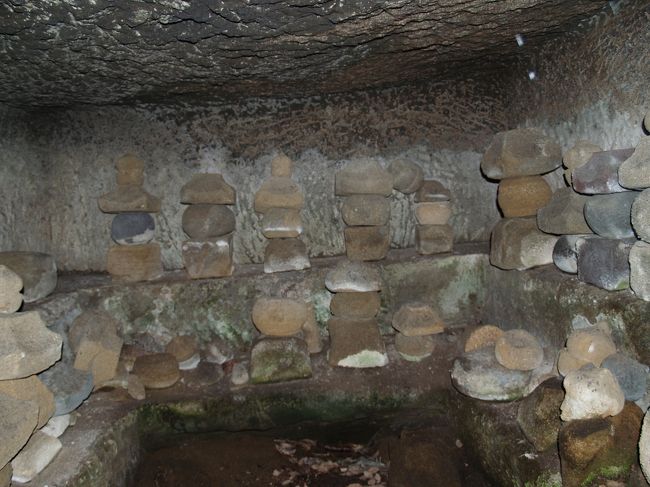 　百八やぐらは覚園寺（かくおんじ）裏山頂上付近に広がる鎌倉では最大のやぐら群であり、鎌倉時代から南北朝にかけて造られ、4段に築かれた百数十窟（180窟とも）もある。数が多いということで、仏教でいうところの百八の煩悩になぞらえて名が付けられた。<br />　百八やぐらは、五輪塔や宝篋印塔、仏像が安置されているものから、梵字が刻まれたもの、五輪塔や仏像が刻まれたもの（磨崖仏）など、一般的なものから珍しい様式のものまで、あらゆる形式のやぐらがあると言われている。こうした磨崖仏などはやぐらを彫った中世からのものであろう。天園ハイキングコースにも磨崖仏が見られ、このあたりには鎌倉でも磨崖仏が見られるところだ。<br />　この百八やぐらが、今年になって提出された世界遺産の正式な推薦書では構成資産である覚園寺寺域にあるやぐらとして追加された形となった。<br />　しかし、百八やぐらの中にある首の取れた石仏の台座には「東京二十一日講中」の文字が刻まれているものがある。天園ハイキングコースに近い上段のやぐらで開口部の広いものは、近世から近代には21夜講などでやぐらの中には石仏（観音さま）を安置していたようだ。<br />　中段（2段目）のやぐら群には五輪塔が刻まれたやぐらもあり、その中には五輪塔に刻まれた梵字が残るものもあり、上の2段（最上段（4段目）と上段（3段目）よりは残りが良く、見るべき価値がある。<br />（表紙写真は百八やぐら中段（2段目）の左端から3番目のやぐらの奥面）