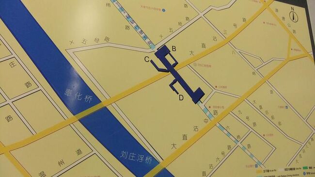 4水曜午後河西区地下鉄９号線直涸駅から十一経路駅まで歩く<br />写真は１２０４０４ー１２３１．地下鉄駅内の地図。地下鉄９号線直涸駅で地下鉄５号線が通じるらしい。９号線はまだ天津駅まで通じてない十一経路まで通じてる。直涸駅から六経路を北方向に十一経路駅まで歩く。<br />海河にかかる奉化橋を渡るまで何本も横道があり、写真も撮る。奉化橋の隣の橋は対圧浮橋。<br />向うから来る人は袋に野菜をのぞかせたり、買った弁当をぶら下げて歩いてくる。古くなった雰囲気の街を直進。奉化橋を渡ったら直ぐ左に市場。狭い入り口の向うにすごい人込みがうかがわれる。写真に撮れてない。揚げ物の臭いや生臭い匂いがしてくる。<br />線路がある辺りまでずっと道沿いに市場が続いてるらしい。京州道には店が無いから、奉化橋を渡った先の市場で買物をするのですね。<br />きょうは馬場道から永安道を歩いて行った人民公園は家族連れや年配者であふれてる。４回目の人民公園は花よりも、ずらり池の周りのヤナギが黄緑に芽吹いてる。新緑が盛りの人民公園。
