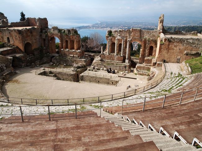 タオルミーナはギリシアの植民市が起源の町です。<br />ギリシア時代の古代劇場が残っています。<br />また、映画グランブルーの舞台になったすばらしい景観の場所でもあります。