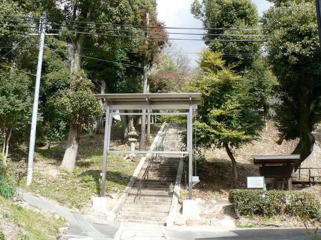 高槻市の日吉神社（ひよしじんじゃ）はは、滋賀県大津市坂本にある山王総本宮日吉大社（ひえたいしゃ、現在は「ひよしたいしゃ」）を勧請して建立された神社で、戦国時代に祀られた社とされている。古くから高槻市古曽部の高台に鎮座し、この地区の守護神として守られてきた。日吉神社（ひよしじんじゃ）の周辺は社寺が並び静かな街並みが残っている。<br />（写真は日吉神社周辺の光景）<br />