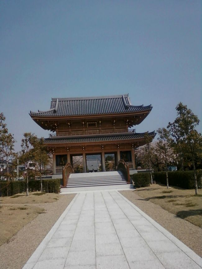 熊本県玉名市の「蓮華院誕生寺本院」の日本最大級の四天王をご紹介します。<br /><br />その１<br /><br />表紙は「南大門」（高さ１５ｍ・横幅２０ｍ・奥行１０ｍに達する青森ひばによる総木造の二重門）です。<br /><br />