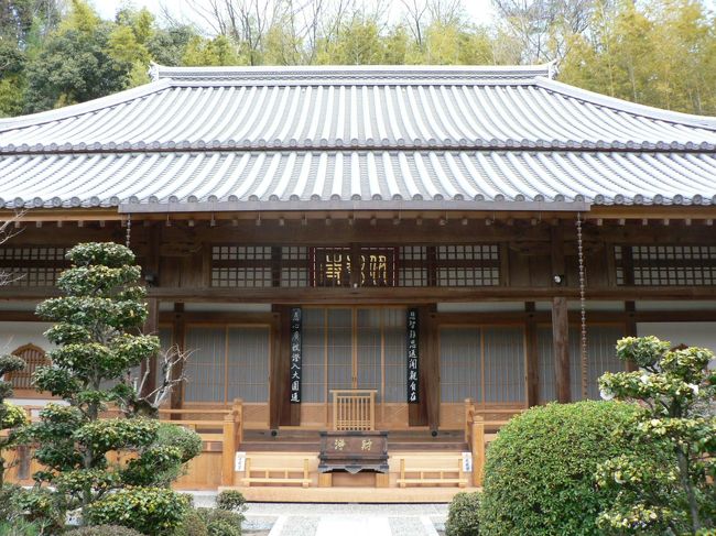 伊勢寺（いせじ）は、大阪府高槻市にある曹洞宗の寺院で平安時代の女流歌人・伊勢（いせ、８７２頃−９３８年頃）が結んだ庵を天台宗の寺に改めたものと伝えられる。戦火などにより衰退したが、江戸時代に再興され曹洞宗に改められたそうだ。 <br />伊勢 （いせ）は平安時代の日本の女性歌人で三十六歌仙の一人。藤原北家真夏流、伊勢守藤原継蔭（ふじわらのつぐかげ）の娘で伊勢の御（いせのご）、伊勢の御息所〈みやすみどころ〉とも呼ばれた。<br />宇多天皇の中宮温子に女房として仕え、宇多天皇の寵愛を受けその皇子を生んだが早世した。その後は『源氏物語』の光源氏のモデルのひとりとされている宇多天皇の皇子敦慶親王（あつよししんのう).と結婚して女流歌人で母・伊勢とともに三十六歌仙の一人になった中務（なかつかさ）を生んでいる。<br />伊勢 （いせ）は情熱的な恋歌で知られ、『古今和歌集』（２２首）以下の勅撰和歌集に１７６首が入集し、『古今和歌集』・『後撰和歌集』（６５首）・『拾遺和歌集』（２５首）では女流歌人として最も多く採録されている。<br />小倉百人一首に採用された歌<br />難波潟 みじかき芦の ふしのまも あはでこの世を 過ぐしてよとや<br />で良く知られている。<br />（写真は伊勢寺の本堂） <br />